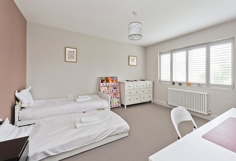 Wonderful Family Home With Garden Near Twickenham By Underthedoormat