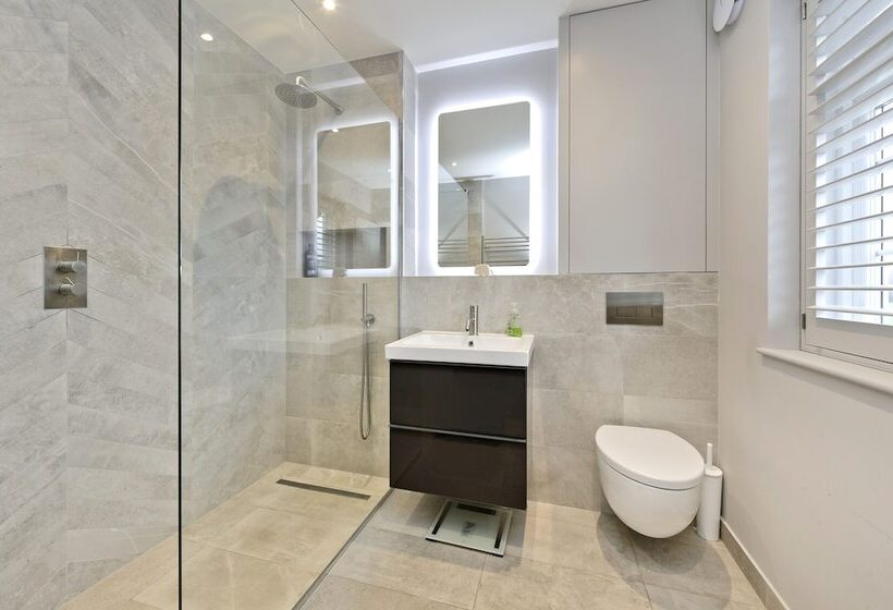 Wonderful Family Home With Garden Near Twickenham By Underthedoormat