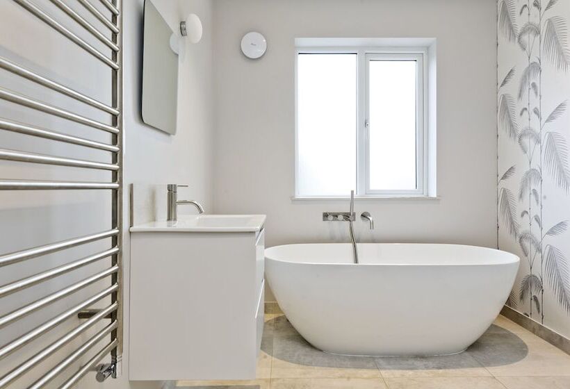 Wonderful Family Home With Garden Near Twickenham By Underthedoormat