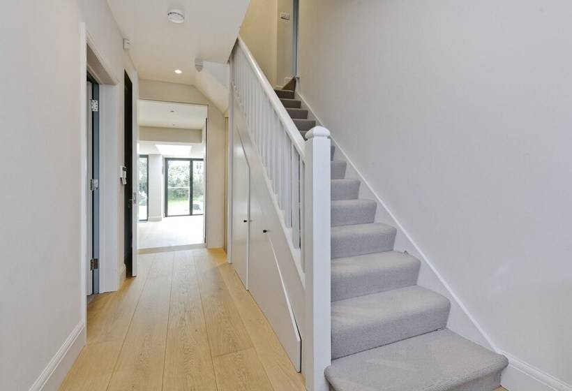 Wonderful Family Home With Garden Near Twickenham By Underthedoormat