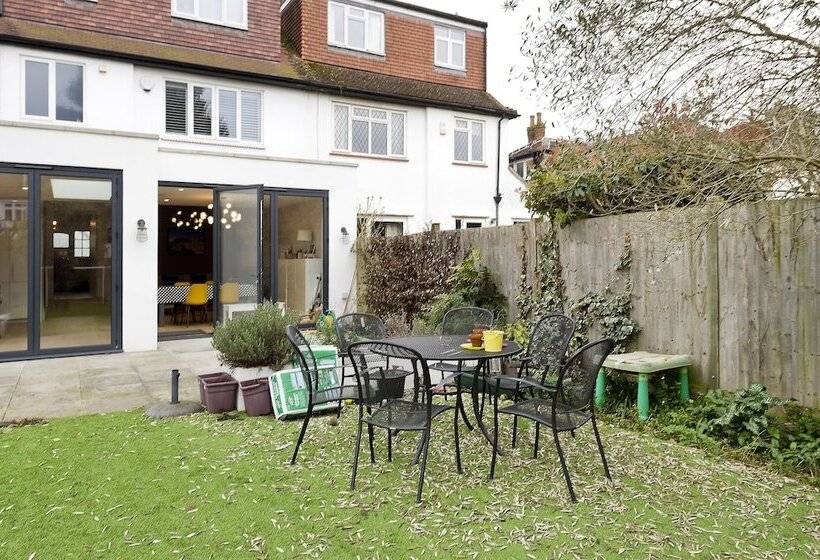 Wonderful Family Home With Garden Near Twickenham By Underthedoormat