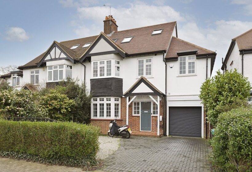 Wonderful Family Home With Garden Near Twickenham By Underthedoormat