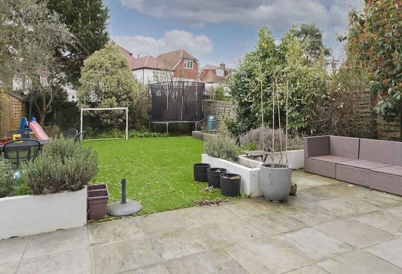 Wonderful Family Home With Garden Near Twickenham By Underthedoormat