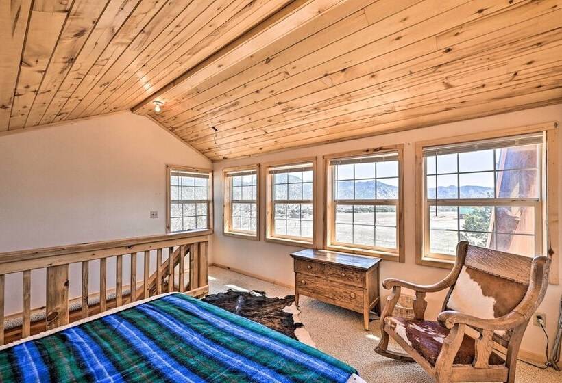 4 Season Mountain Escape With Breathtaking View!