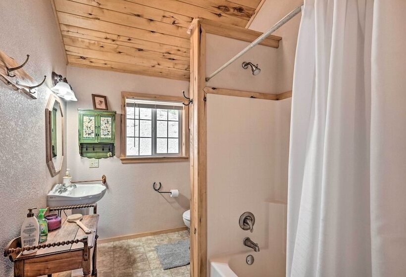 4 Season Mountain Escape With Breathtaking View!