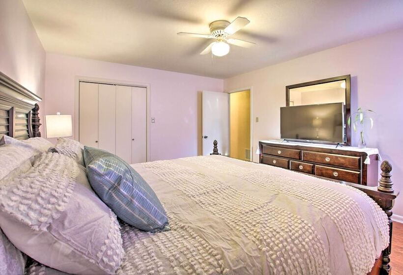 Amenity Packed Hot Springs Lakehouse W/ Pool!