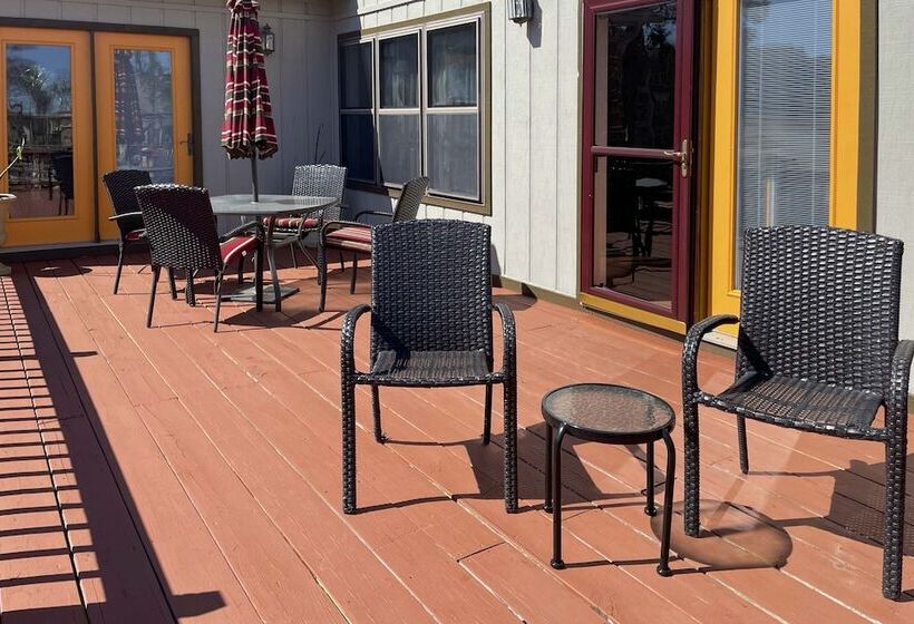 Amenity Packed Hot Springs Lakehouse W/ Pool!