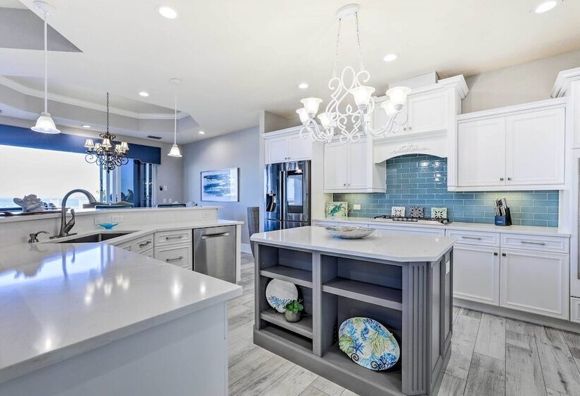 Apollo Beach House W/ Private Pool + Hot Tub