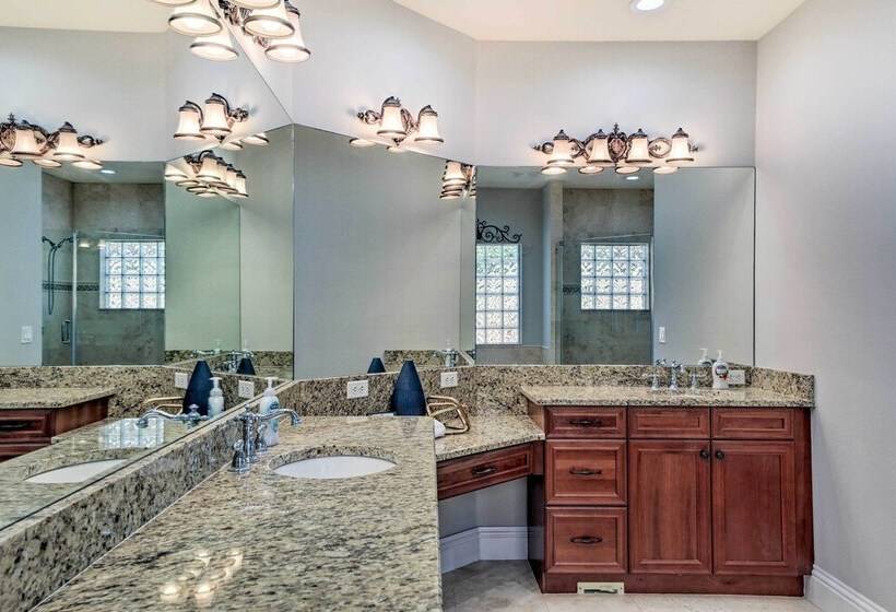 Apollo Beach House W/ Private Pool + Hot Tub