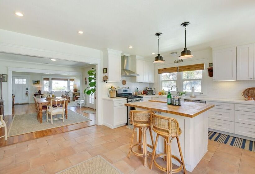 Beautiful South Oceanside Bungalow: 1 Mi To Beach!