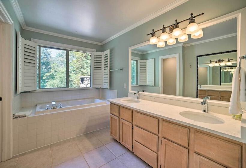 Beautiful Wine Country Home W/ Hot Tub & Lake View