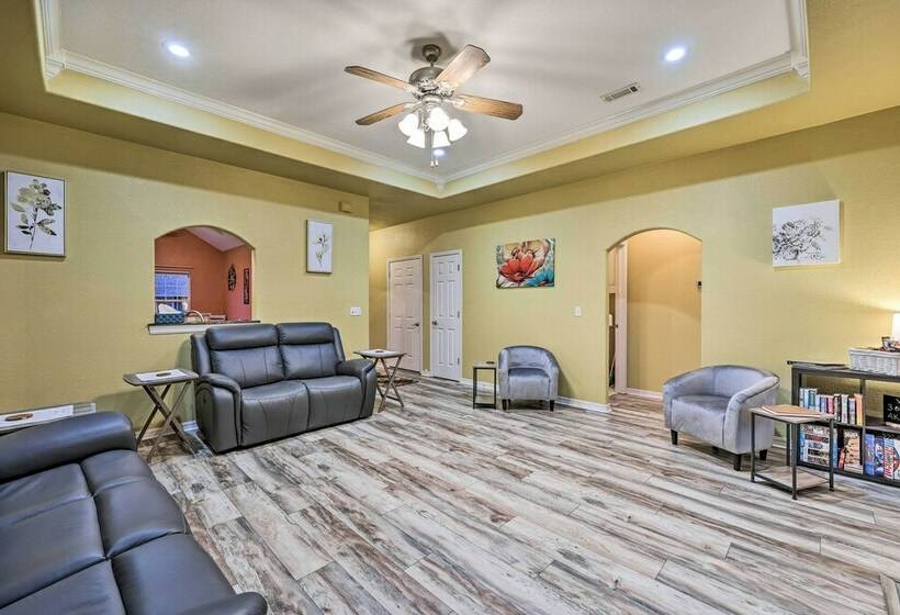 Bella Vista Home   2 Blocks To Bike & Hike!