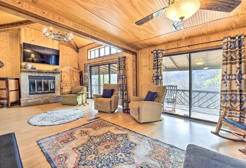 Best Location Maggie Valley Cabin W/ Hot Tub!