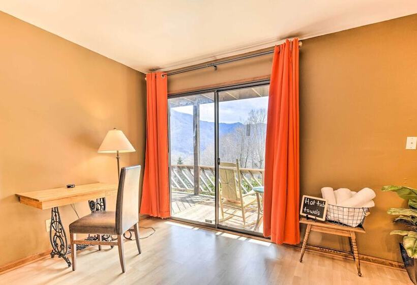 Best Location Maggie Valley Cabin W/ Hot Tub!