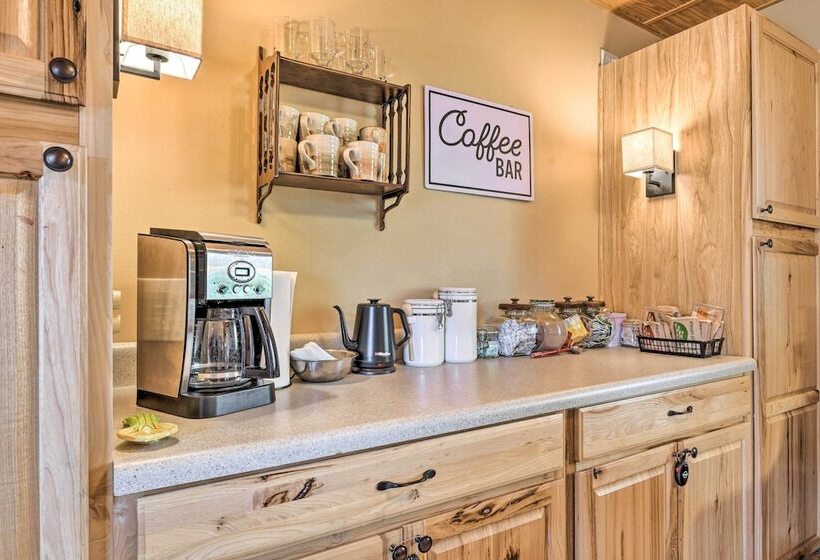 Best Location Maggie Valley Cabin W/ Hot Tub!