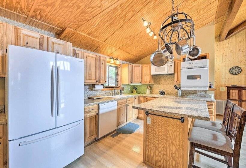 Best Location Maggie Valley Cabin W/ Hot Tub!