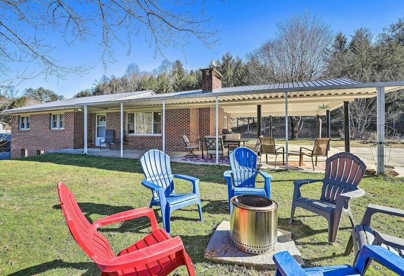Blue Ridge Mountain Escape W/ Hot Tub, Grill!