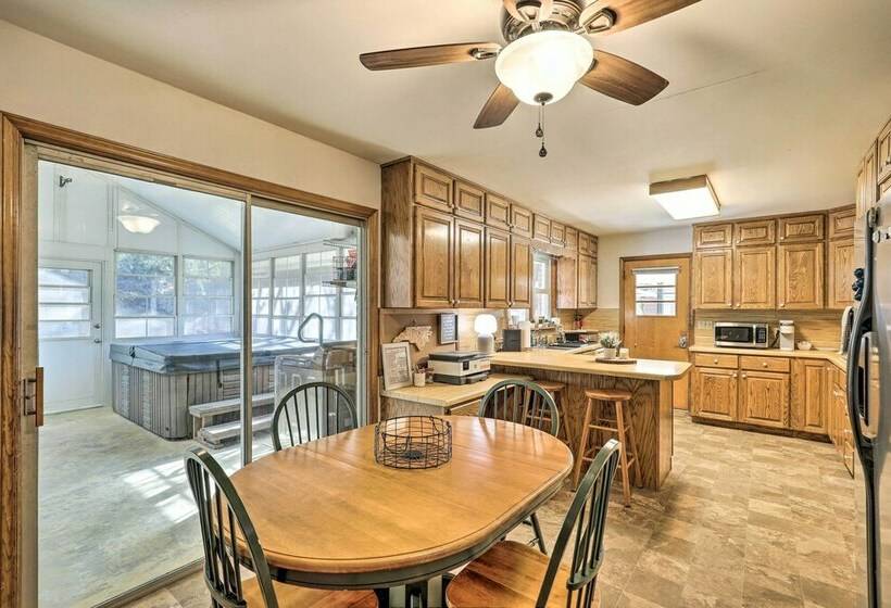 Blue Ridge Mountain Escape W/ Hot Tub, Grill!