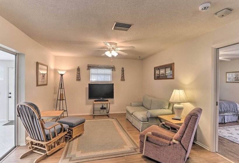 Bokeelia Retreat   Fishing Docks & Canals Nearby!