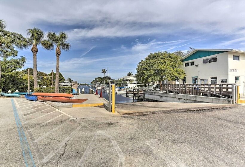 Bokeelia Retreat   Fishing Docks & Canals Nearby!