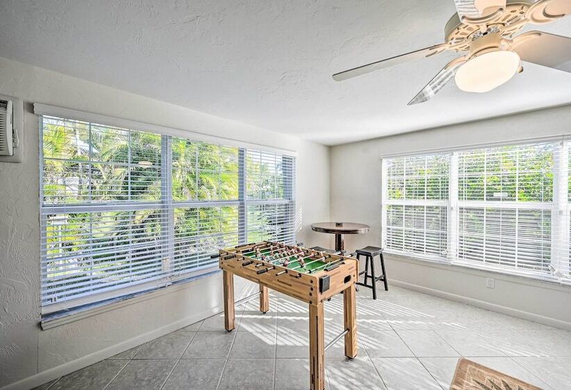 Bokeelia Retreat   Fishing Docks & Canals Nearby!