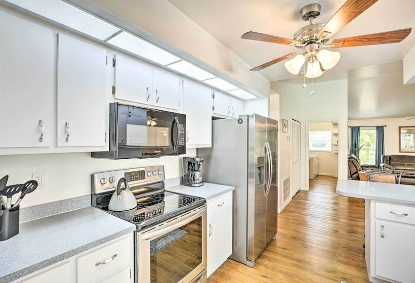 Breezy Cape Coral Oasis, Covered Lanai & Bbq