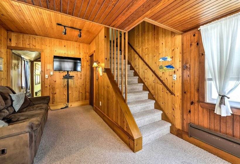 Breezy Ship Bottom House W/ Yard + Beach Access!