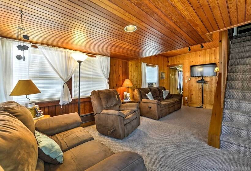 Breezy Ship Bottom House W/ Yard + Beach Access!