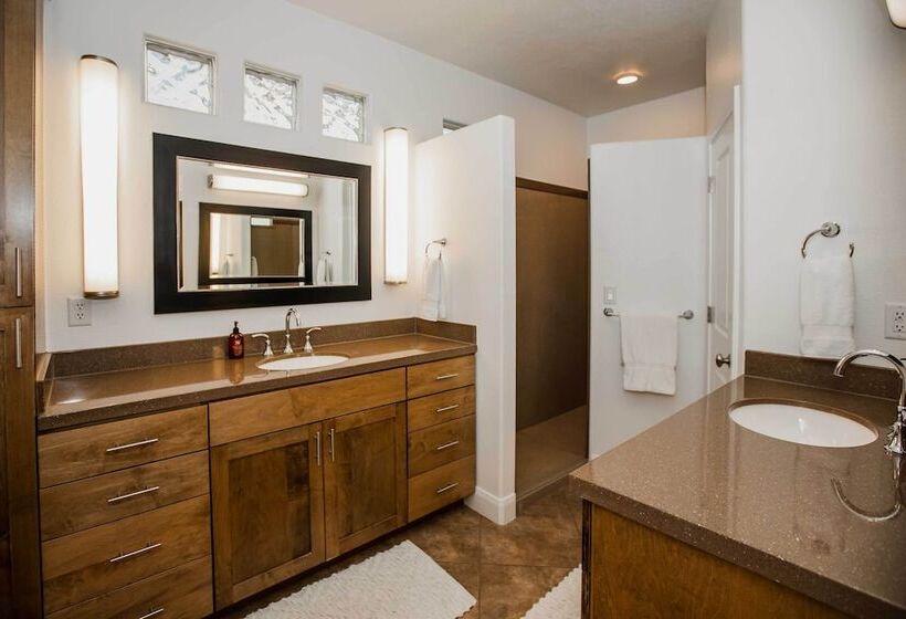 Zion Area Home W/ Scenic Views & Private Hot Tub!