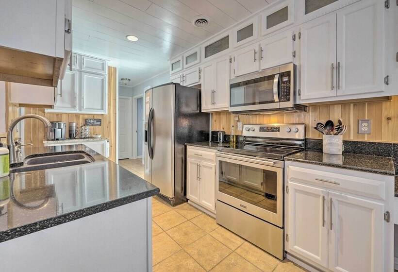 Peaceful Wilmington Home Near Beach & Downtown!