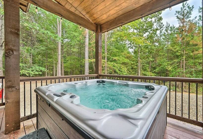 Broken Bow Cabin W/ Covered Deck & Hot Tub!