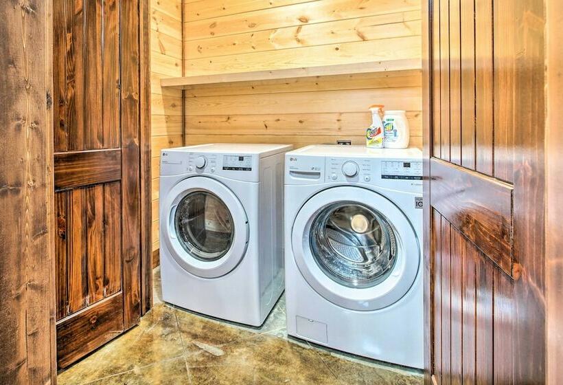 Broken Bow Cabin W/ Covered Deck & Hot Tub!