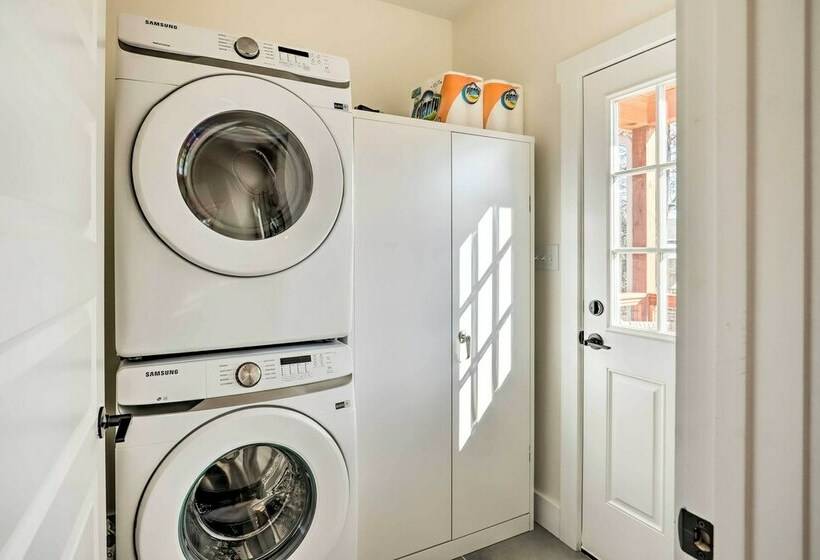 Candler Home W/ Private Hot Tub + Fire Pit!