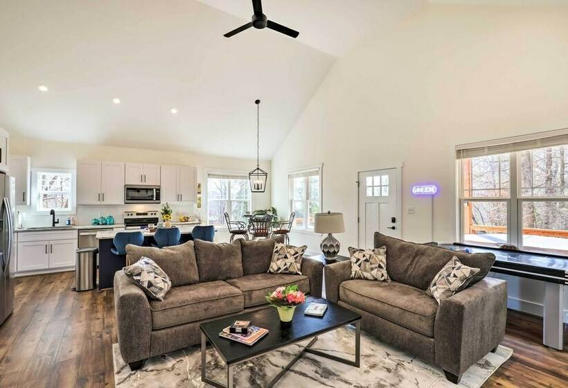 Candler Home W/ Private Hot Tub + Fire Pit!