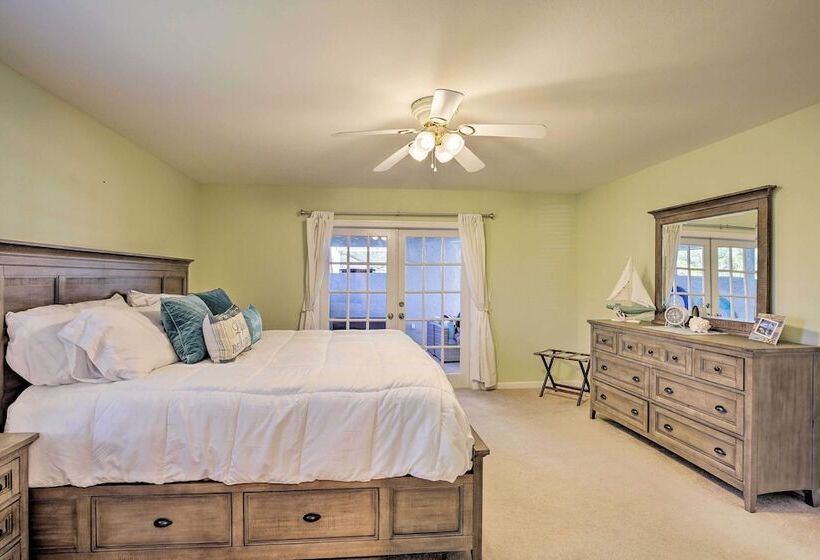 Family Home W/ Patio & Pool Table In Cape Coral!