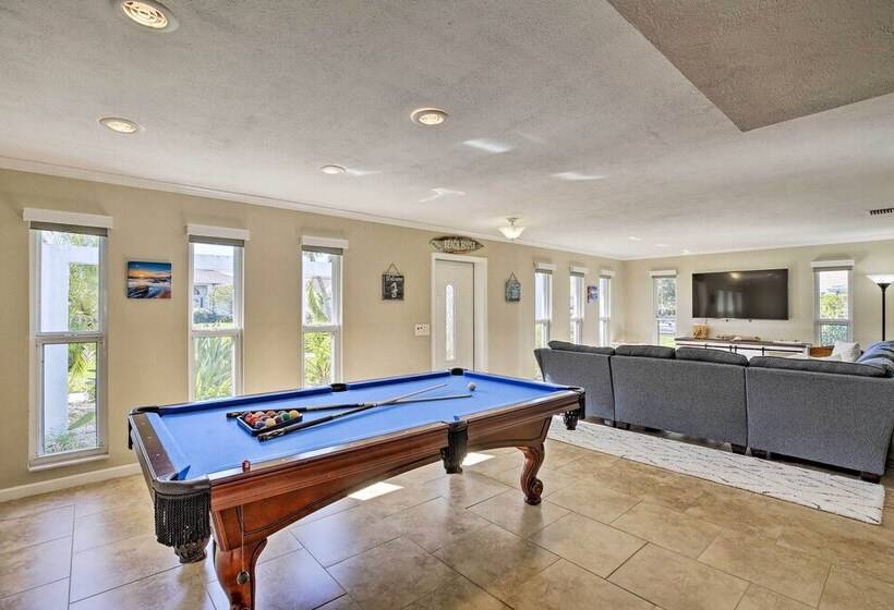 Family Home W/ Patio & Pool Table In Cape Coral!