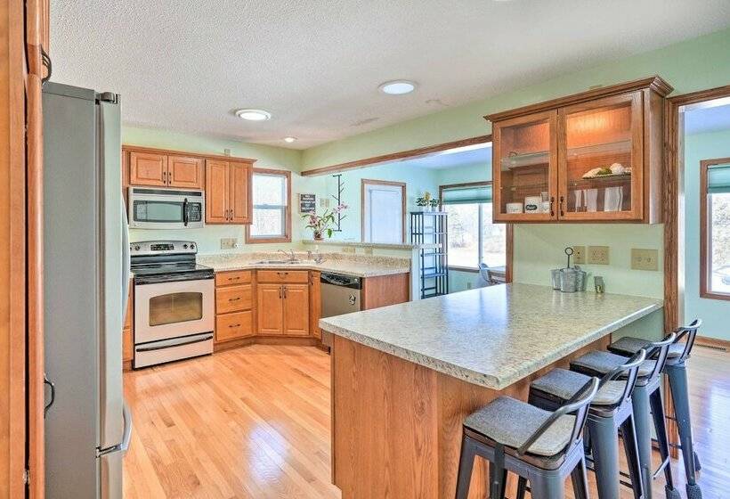 Cedar Rapids Home ~ 3 Mi To Dtwn!