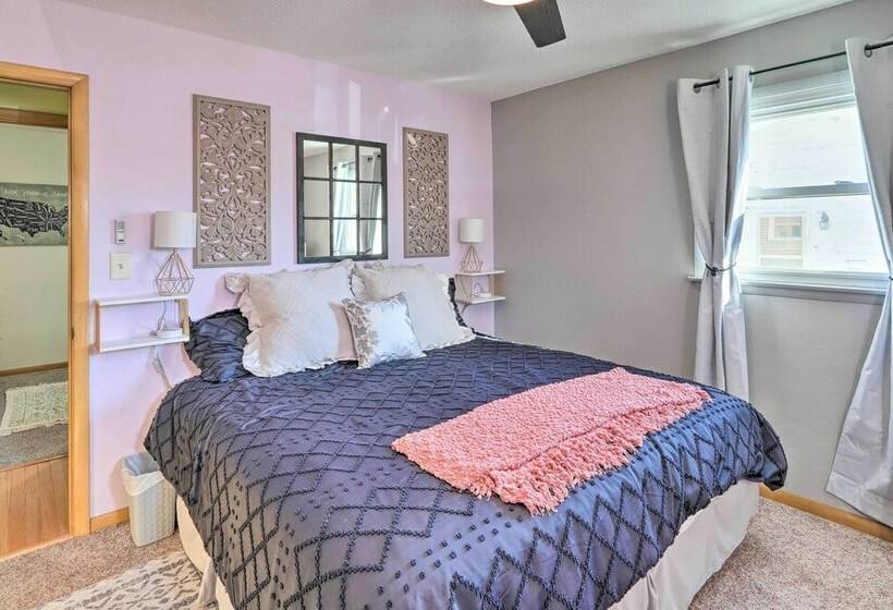 Cedar Rapids Home ~ 3 Mi To Dtwn!