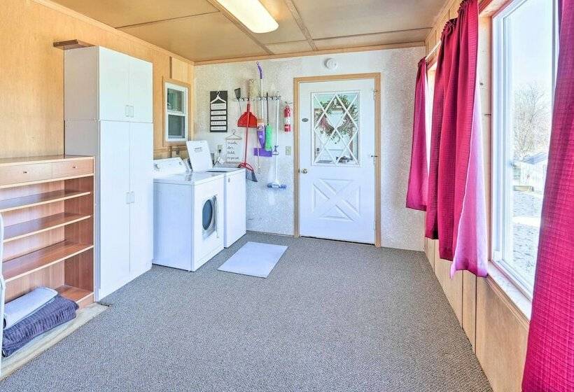 Cedar Rapids Home ~ 3 Mi To Dtwn!