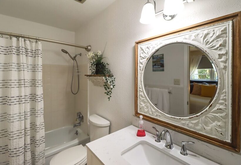 Charming Canalfront Retreat W/ Double Boat Slip!