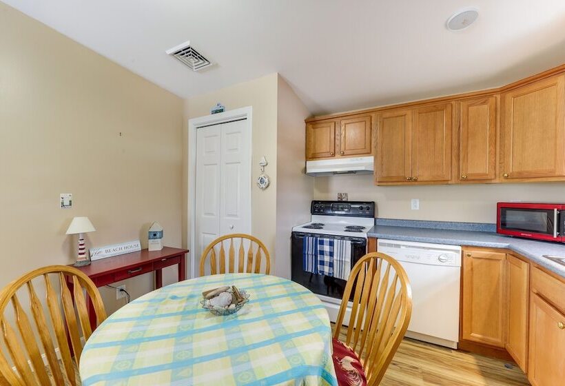 Charming Coastal Cottage W/ Pool Access!