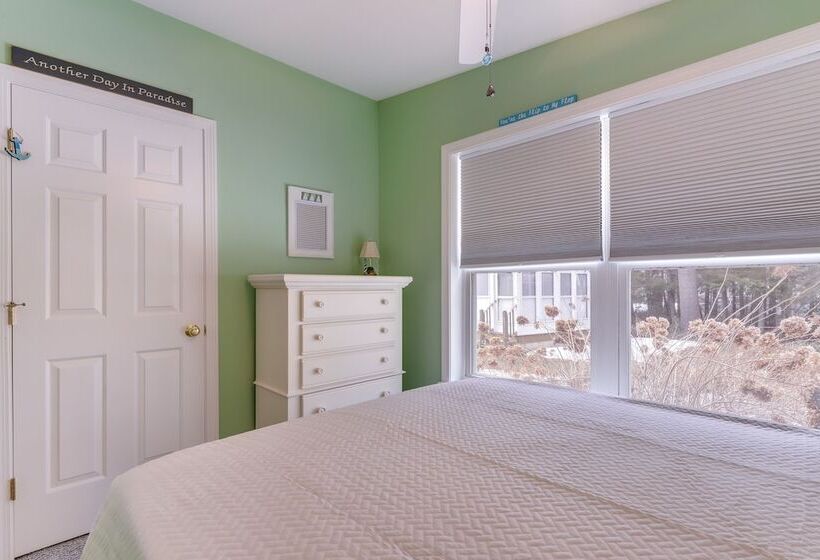 Charming Coastal Cottage W/ Pool Access!