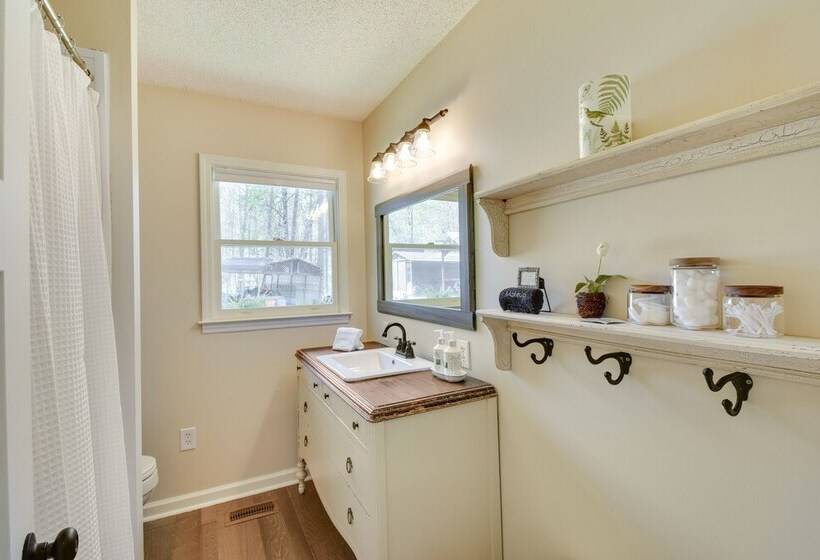 Charming Cottage Near Clemson & Lake Hartwell!