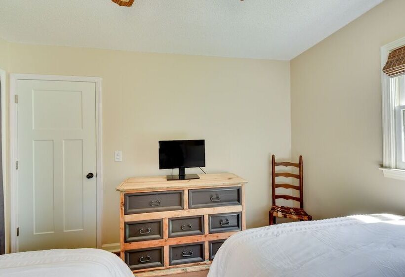 Charming Cottage Near Clemson & Lake Hartwell!