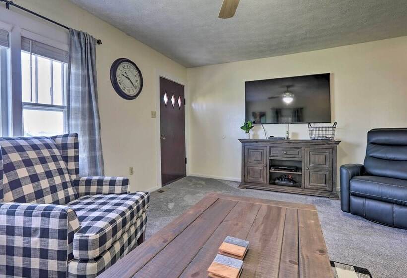 Charming East Bernstadt Retreat < 6 Acre Farm!