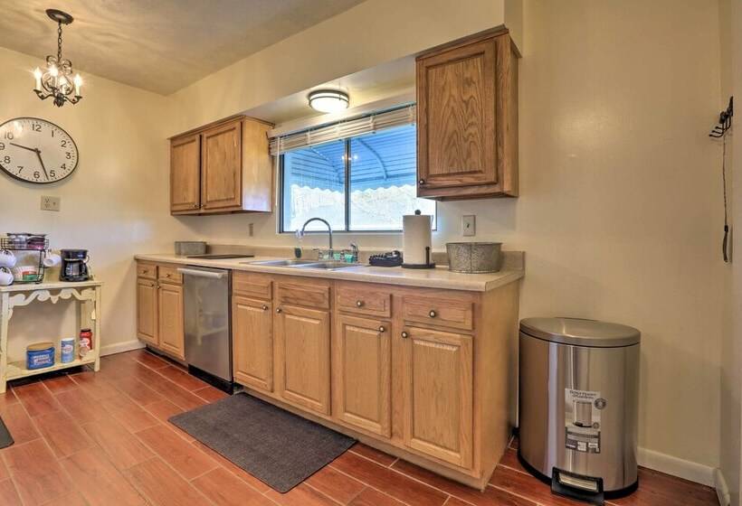 Charming East Bernstadt Retreat < 6 Acre Farm!