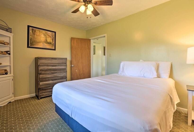 Charming East Bernstadt Retreat < 6 Acre Farm!