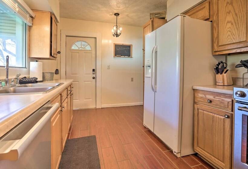 Charming East Bernstadt Retreat < 6 Acre Farm!