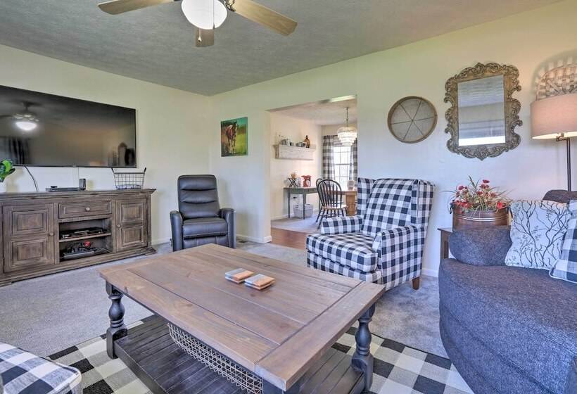 Charming East Bernstadt Retreat < 6 Acre Farm!