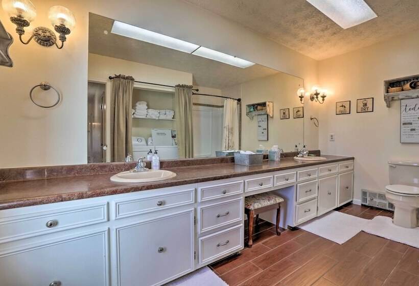 Charming East Bernstadt Retreat < 6 Acre Farm!